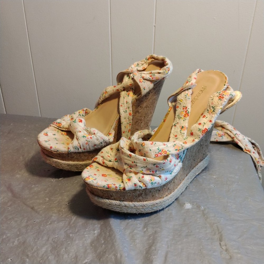 Shoe Dazzle White Floral Wedges 10 Sandals